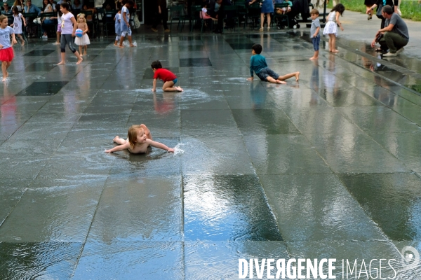 Illustration juin 2018.Canicule.Le miroir d  eau de la place de la République