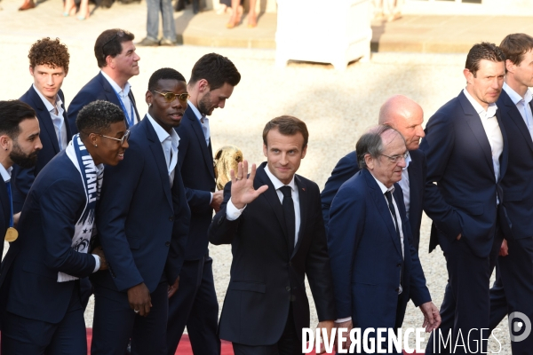 Emmanuel Macron reçoit l équipe de France de football