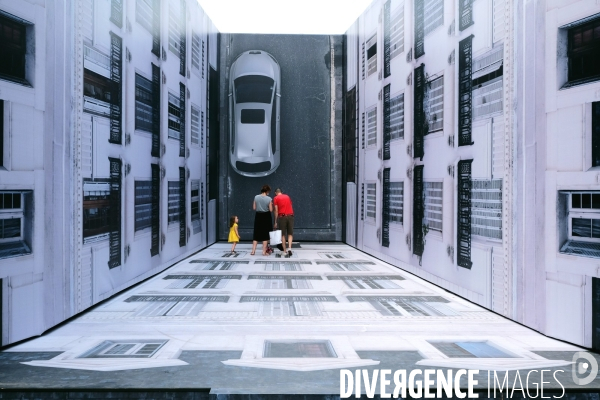A l occasion de ses 60 ans, la Défense propose un parcours artistique sur l  esplanade.Série Les regardeurs