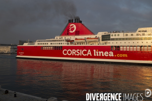 Le  Jean NICOLI  de la compagnie Corsica Lineas dans le Port de Marseille