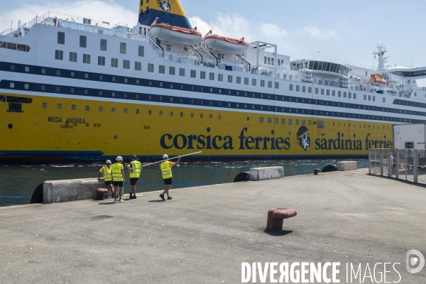 Le  Mega Andrea  de la compagnie Corsica Ferries dans le Port d Ile Rousse en Corse