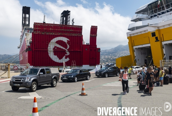 Le  Mega Andrea  de la compagnie Corsica Ferries dans le Port d Ile Rousse en Corse