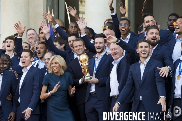 L équipe de France de football reçue à l Elysée par Emmanuel MACRON.