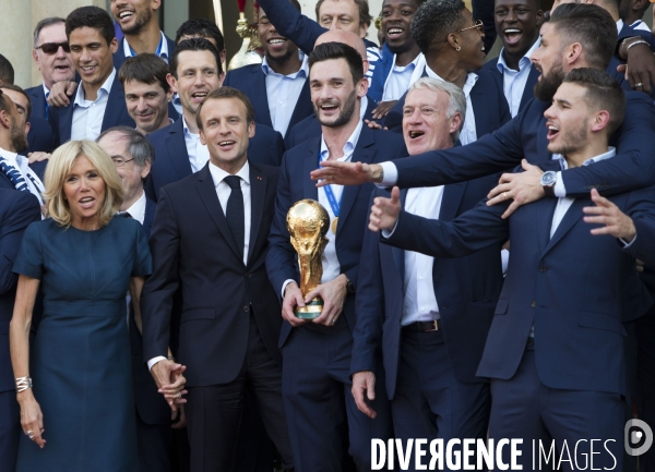 L équipe de France de football reçue à l Elysée par Emmanuel MACRON.