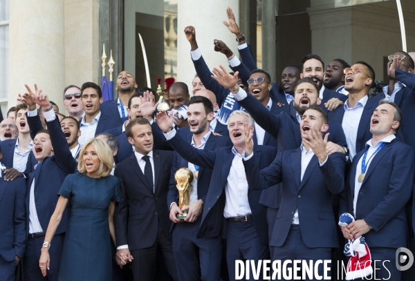 L équipe de France de football reçue à l Elysée par Emmanuel MACRON.