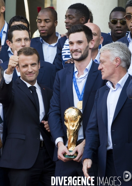 L équipe de France de football reçue à l Elysée par Emmanuel MACRON.