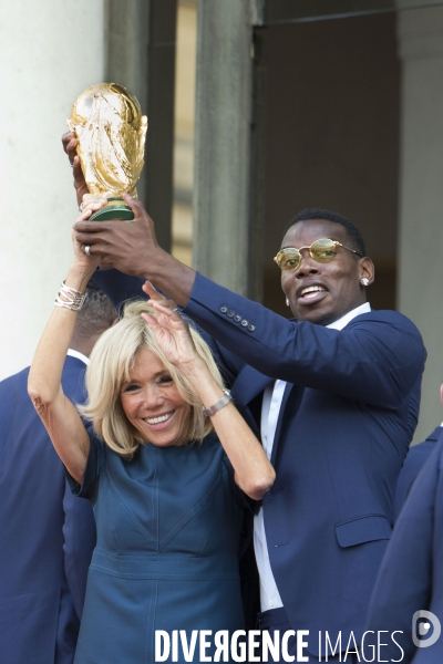 L équipe de France de football reçue à l Elysée par Emmanuel MACRON.