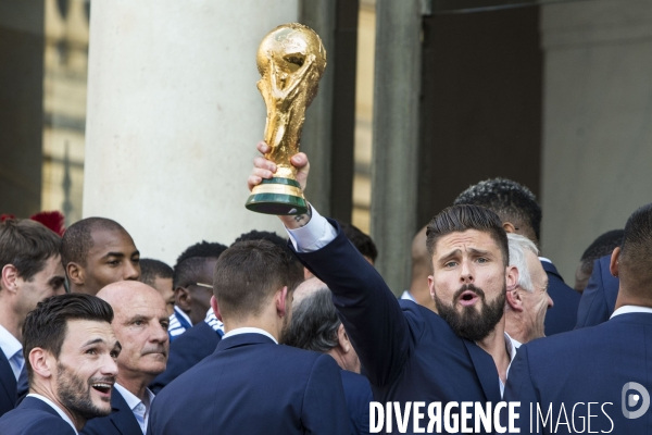 L équipe de France de football reçue à l Elysée par Emmanuel MACRON.