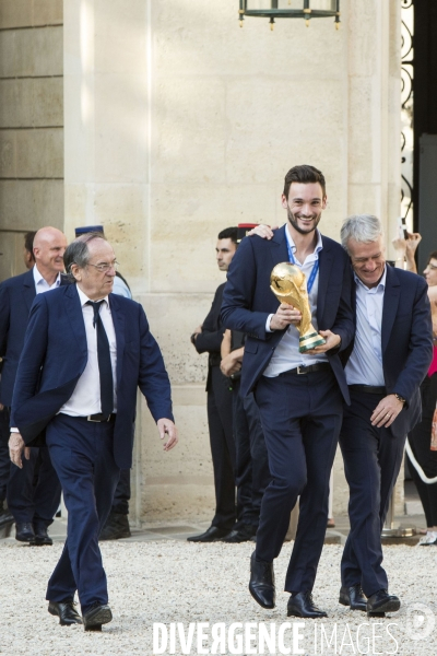 L équipe de France de football reçue à l Elysée par Emmanuel MACRON.