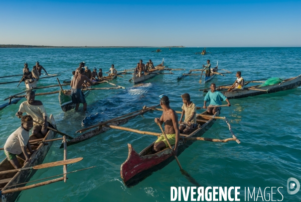 Chasse à la baleine à bosse par le peuple Vezo - Humpback Whale Hunt by the Vezo People