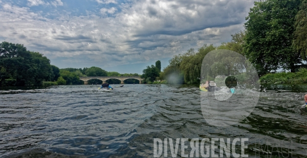 Descente du Cher à la nage en passant sous les arches du Château de Chenonceau