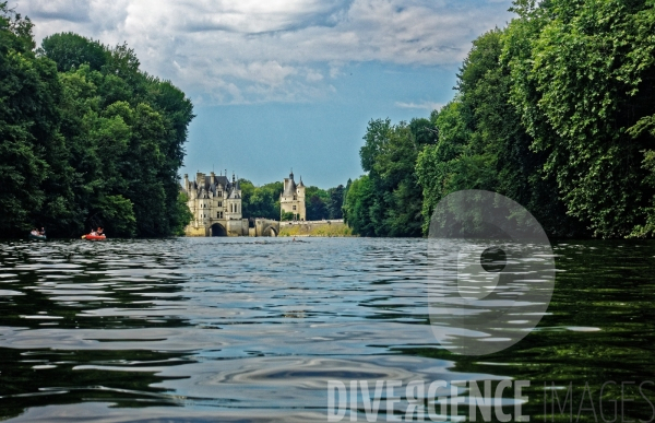 Descente du Cher à la nage en passant sous les arches du Château de Chenonceau