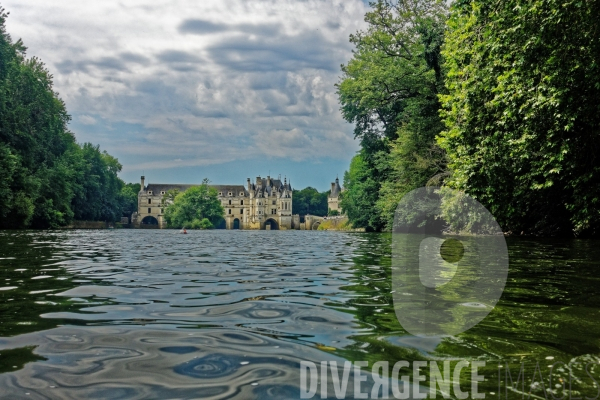 Descente du Cher à la nage en passant sous les arches du Château de Chenonceau