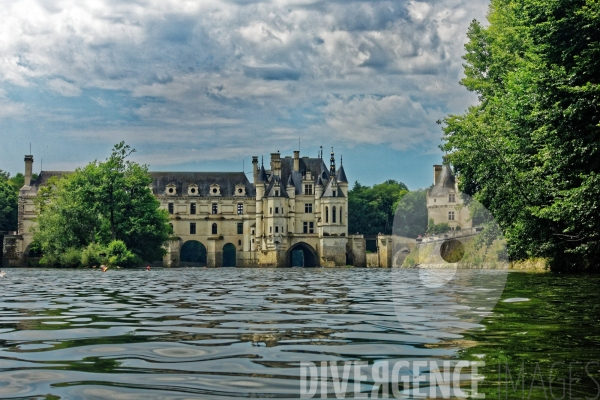 Descente du Cher à la nage en passant sous les arches du Château de Chenonceau