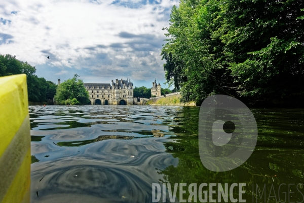 Descente du Cher à la nage en passant sous les arches du Château de Chenonceau