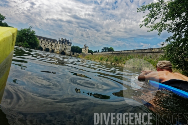 Descente du Cher à la nage en passant sous les arches du Château de Chenonceau