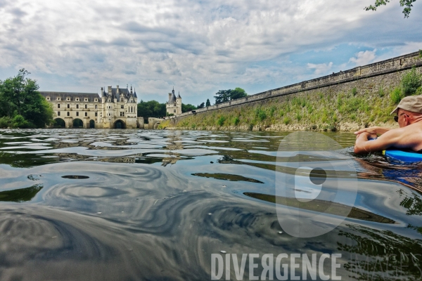 Descente du Cher à la nage en passant sous les arches du Château de Chenonceau