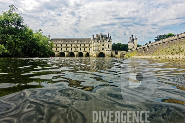 Descente du Cher à la nage en passant sous les arches du Château de Chenonceau