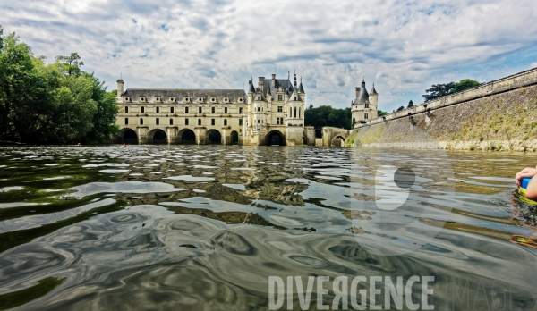 Descente du Cher à la nage en passant sous les arches du Château de Chenonceau