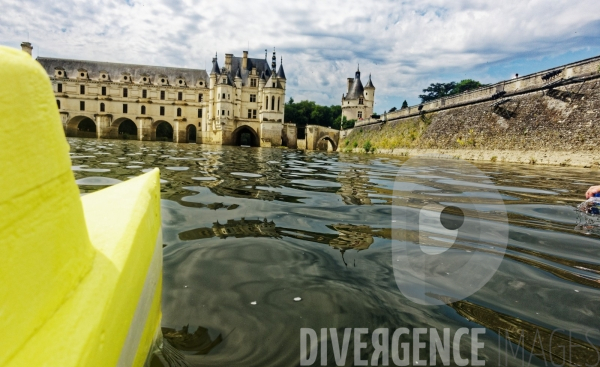 Descente du Cher à la nage en passant sous les arches du Château de Chenonceau