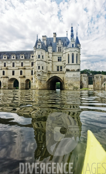 Descente du Cher à la nage en passant sous les arches du Château de Chenonceau