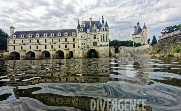 Descente du Cher à la nage en passant sous les arches du Château de Chenonceau