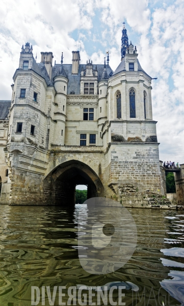 Descente du Cher à la nage en passant sous les arches du Château de Chenonceau