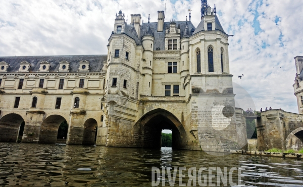 Descente du Cher à la nage en passant sous les arches du Château de Chenonceau