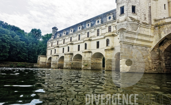 Descente du Cher à la nage en passant sous les arches du Château de Chenonceau