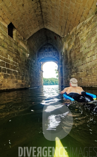 Descente du Cher à la nage en passant sous les arches du Château de Chenonceau