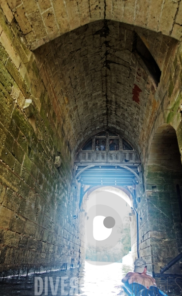 Descente du Cher à la nage en passant sous les arches du Château de Chenonceau