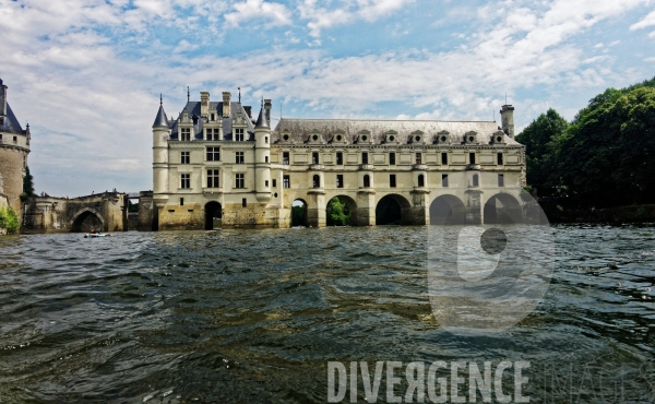 Descente du Cher à la nage en passant sous les arches du Château de Chenonceau