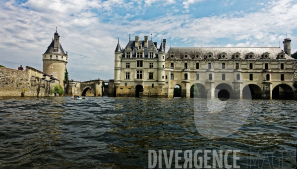 Descente du Cher à la nage en passant sous les arches du Château de Chenonceau