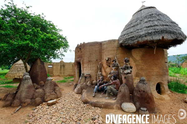 Les charlatans TAMBERMA du Pays KOUTAMMAKOU au Togo