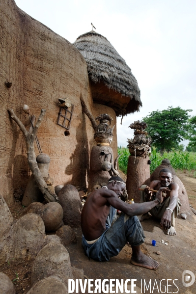 Les charlatans TAMBERMA du Pays KOUTAMMAKOU au Togo