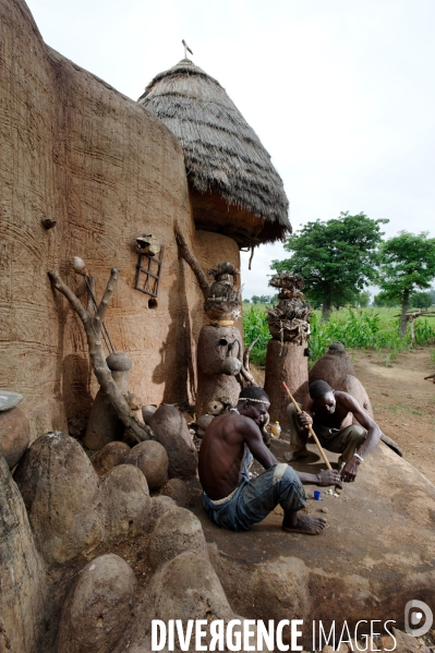 Les charlatans TAMBERMA du Pays KOUTAMMAKOU au Togo
