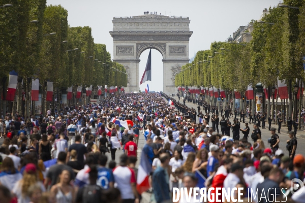 Victoire coupe du monde de football 2018. attente des supporters de  l arrivee des joueurs de l equipe de france sur les champs-elysees.
