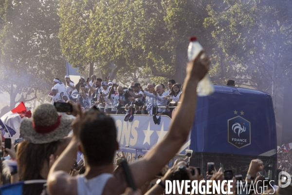 Victoire coupe du monde de football 2018. attente des supporters de  l arrivee des joueurs de l equipe de france sur les champs-elysees.