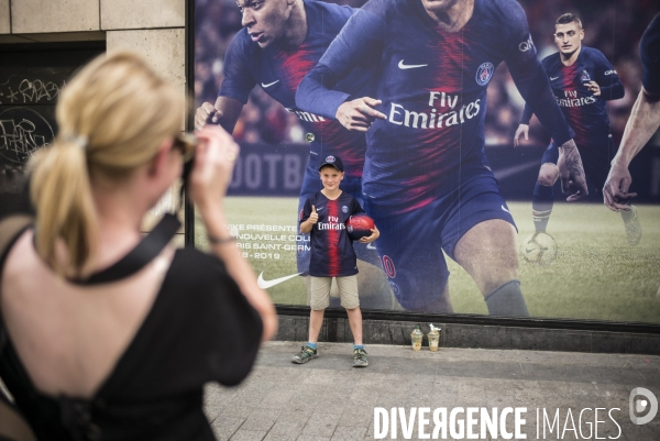 Victoire coupe du monde de football 2018. attente des supporters de  l arrivee des joueurs de l equipe de france sur les champs-elysees.