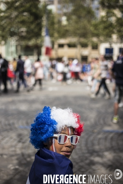 Victoire coupe du monde de football 2018. attente des supporters de  l arrivee des joueurs de l equipe de france sur les champs-elysees.