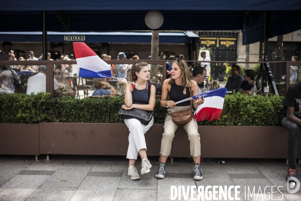 Victoire coupe du monde de football 2018. attente des supporters de  l arrivee des joueurs de l equipe de france sur les champs-elysees.