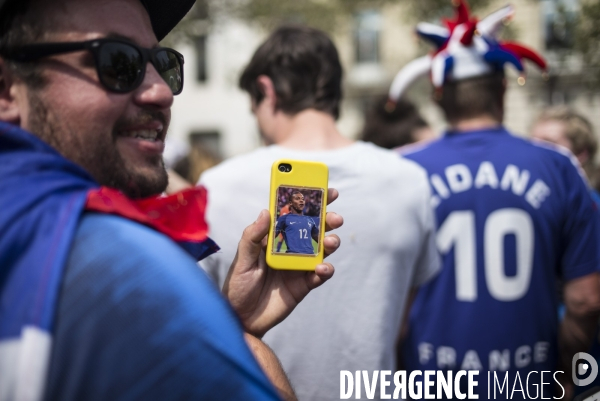 Victoire coupe du monde de football 2018. attente des supporters de  l arrivee des joueurs de l equipe de france sur les champs-elysees.