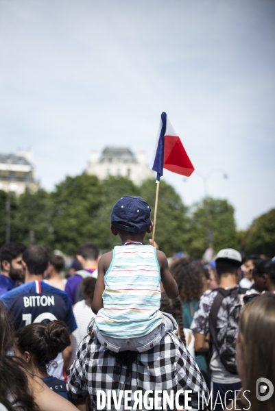 Victoire coupe du monde de football 2018. attente des supporters de  l arrivee des joueurs de l equipe de france sur les champs-elysees.