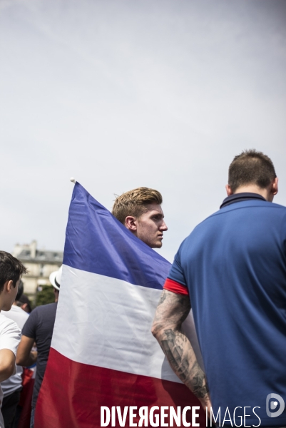 Victoire coupe du monde de football 2018. attente des supporters de  l arrivee des joueurs de l equipe de france sur les champs-elysees.