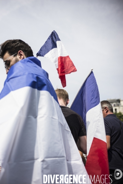 Victoire coupe du monde de football 2018. attente des supporters de  l arrivee des joueurs de l equipe de france sur les champs-elysees.