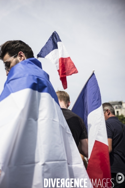 Victoire coupe du monde de football 2018. attente des supporters de  l arrivee des joueurs de l equipe de france sur les champs-elysees.