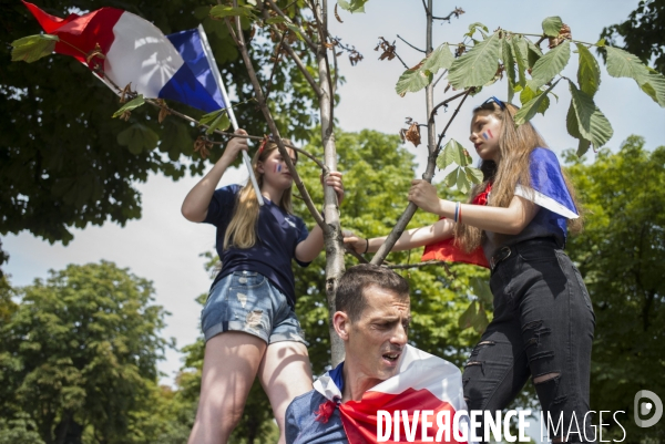 Victoire coupe du monde de football 2018. attente des supporters de  l arrivee des joueurs de l equipe de france sur les champs-elysees.