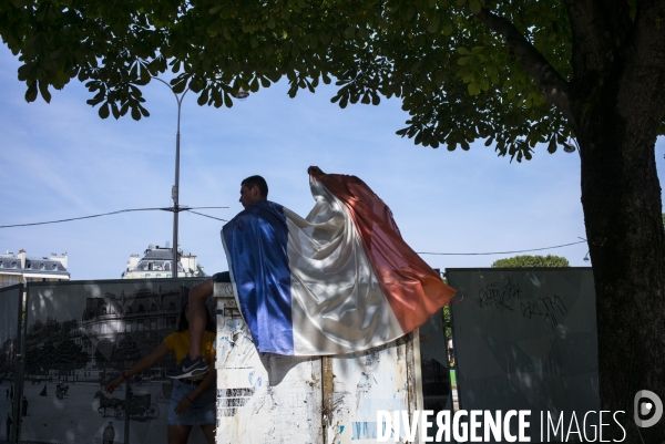 Victoire coupe du monde de football 2018. attente des supporters de  l arrivee des joueurs de l equipe de france sur les champs-elysees.