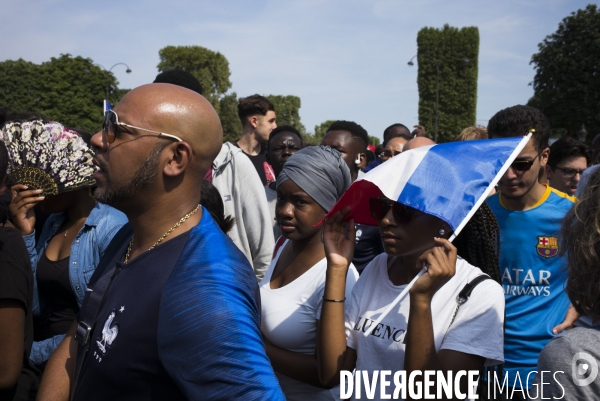 Victoire coupe du monde de football 2018. attente des supporters de  l arrivee des joueurs de l equipe de france sur les champs-elysees.