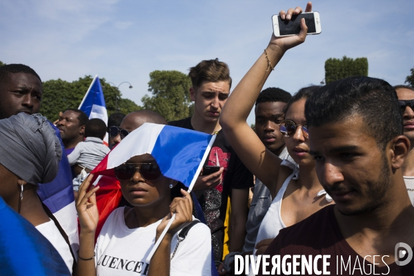 Victoire coupe du monde de football 2018. attente des supporters de  l arrivee des joueurs de l equipe de france sur les champs-elysees.